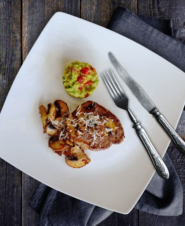 Kleines Steak mit Champignons und Guacamole