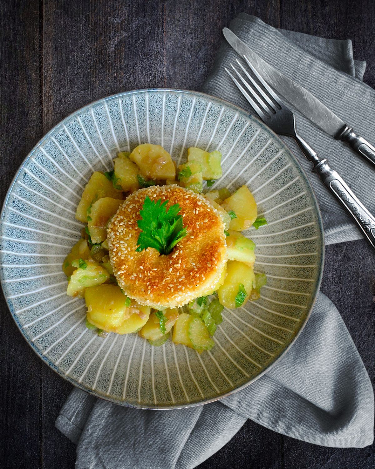 Sellerieschnitzel auf lauwarmem Kartoffel-Sellerie-Salat