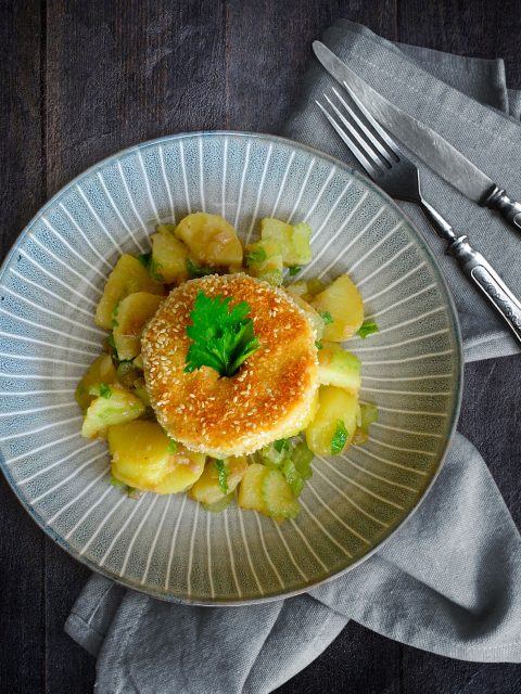 Sellerieschnitzel auf lauwarmem Kartoffel-Sellerie-Salat