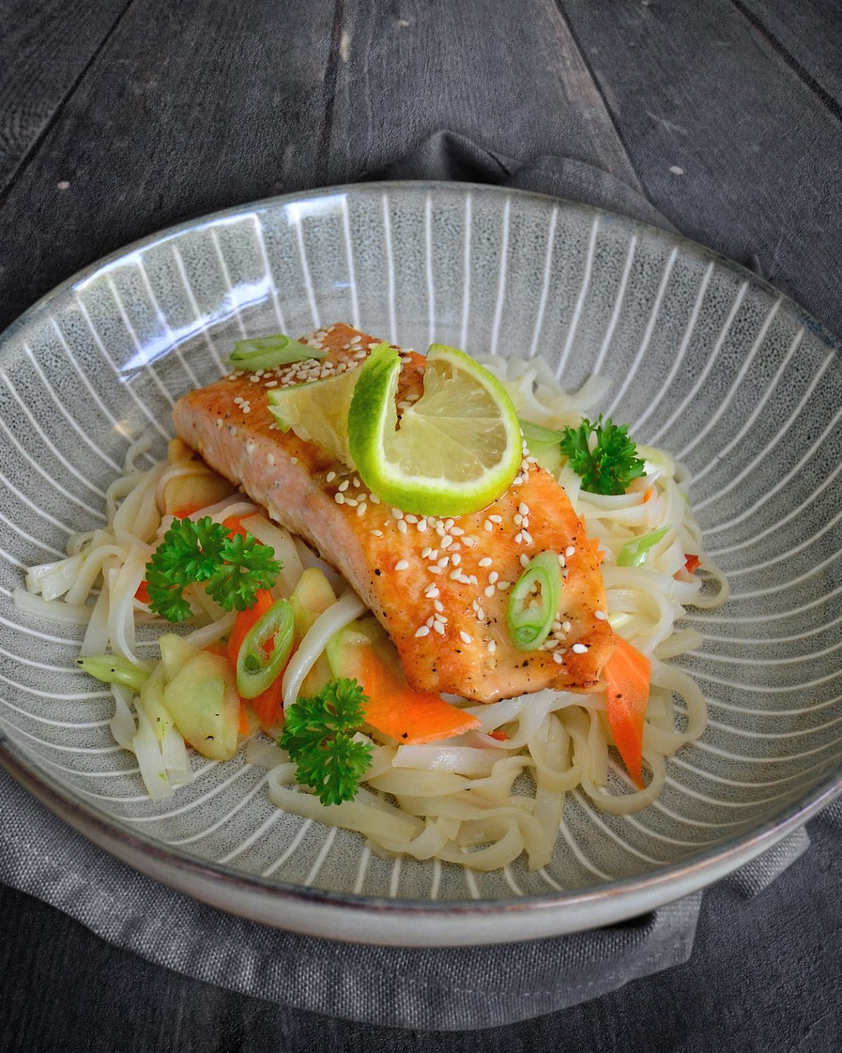 Sesamlachs auf Glasnudelsalat