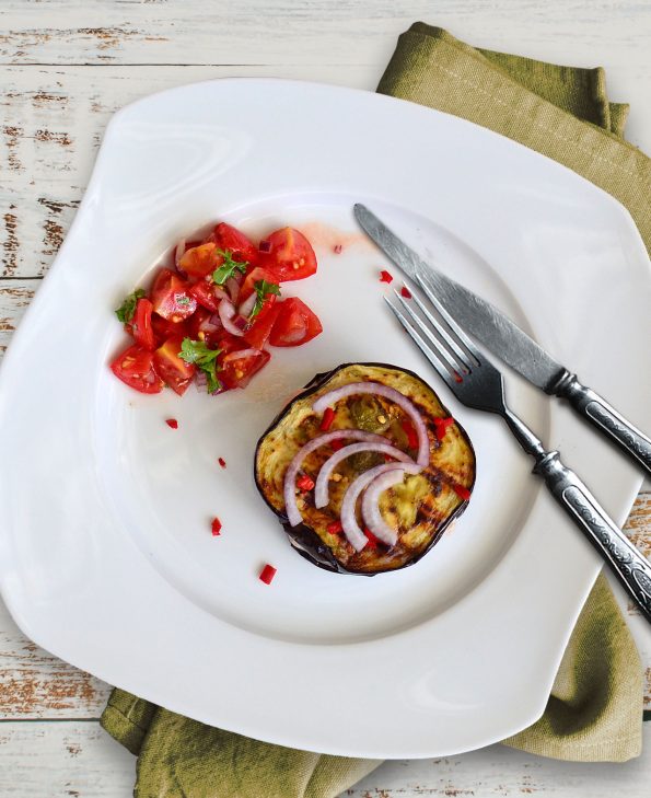 Auberginen-Sandwich mit Thunfischcreme, Kapern und Tomatensalat