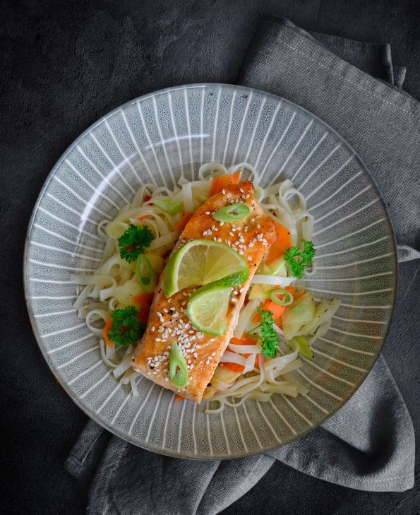 Sesamlachs auf Glasnudelsalat