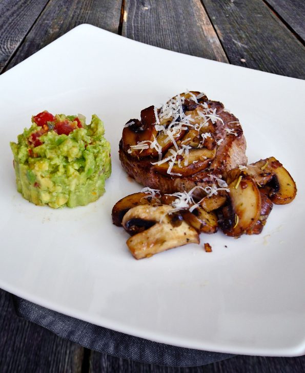 Kleines Steak mit Champignons und Guacamole