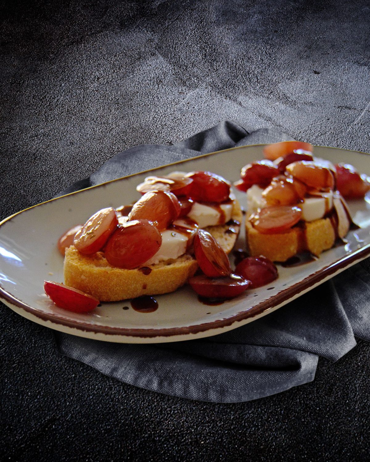 Crostini mit Ziegenkäse, karamellisierten Trauben und Balsamico-Creme