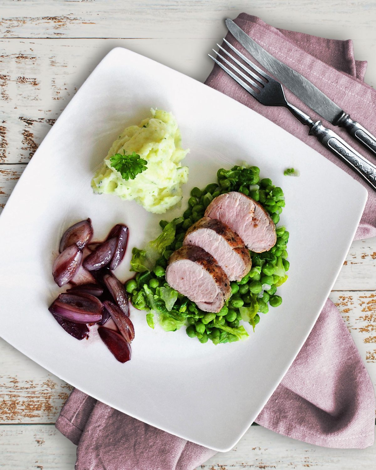 Schweinefilet auf französischen Erbsen