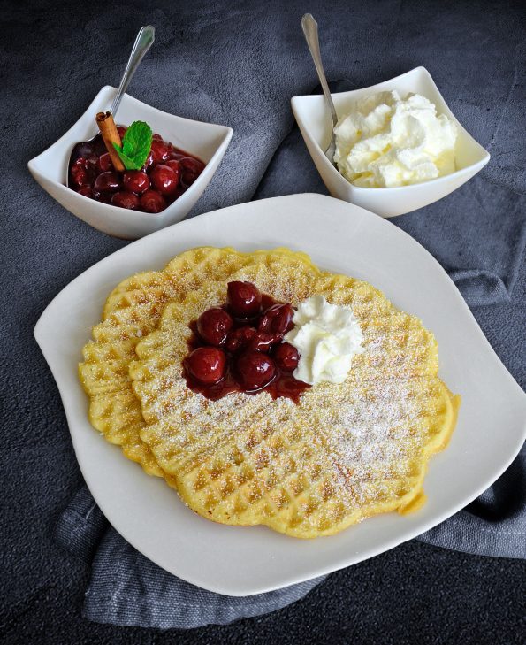 Waffeln mit heißen Kirschen