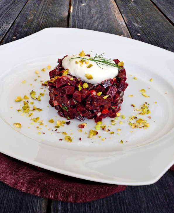 Rote Bete Tatar mit Ziegenkäse-Creme und Pistazien