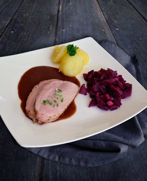 Niedrigtemperatur-Schweinebraten mit Rotkohl