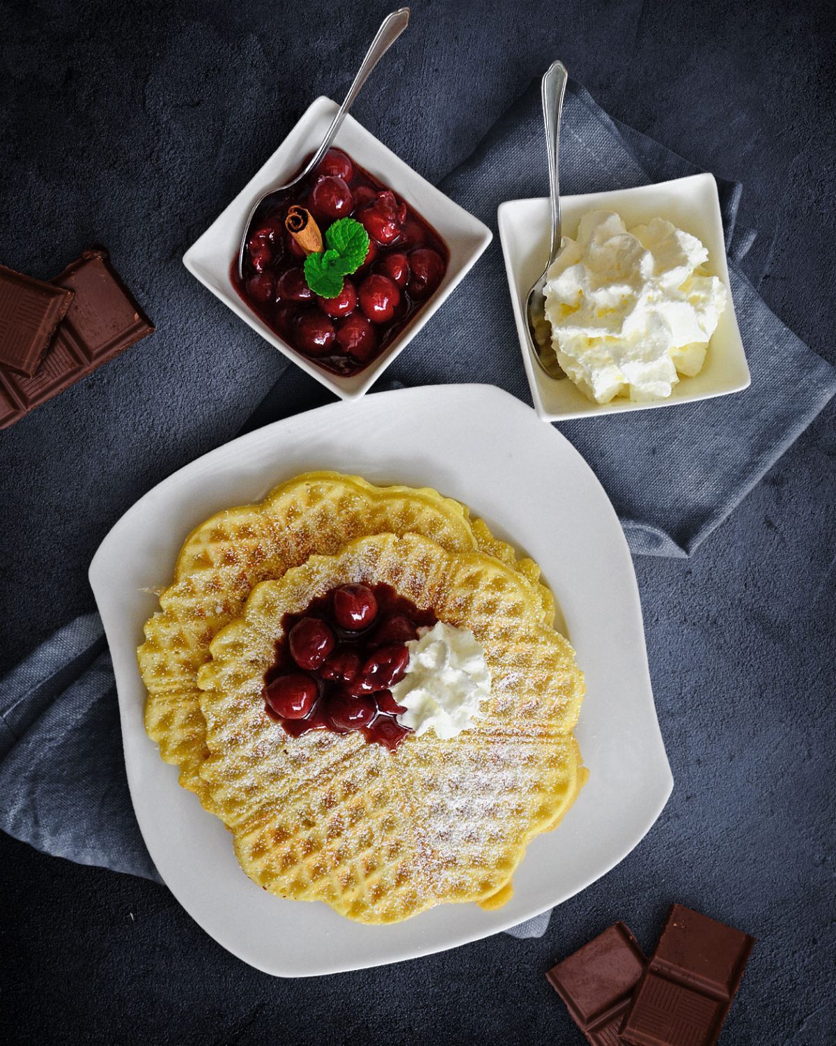 Waffeln mit heißen Kirschen