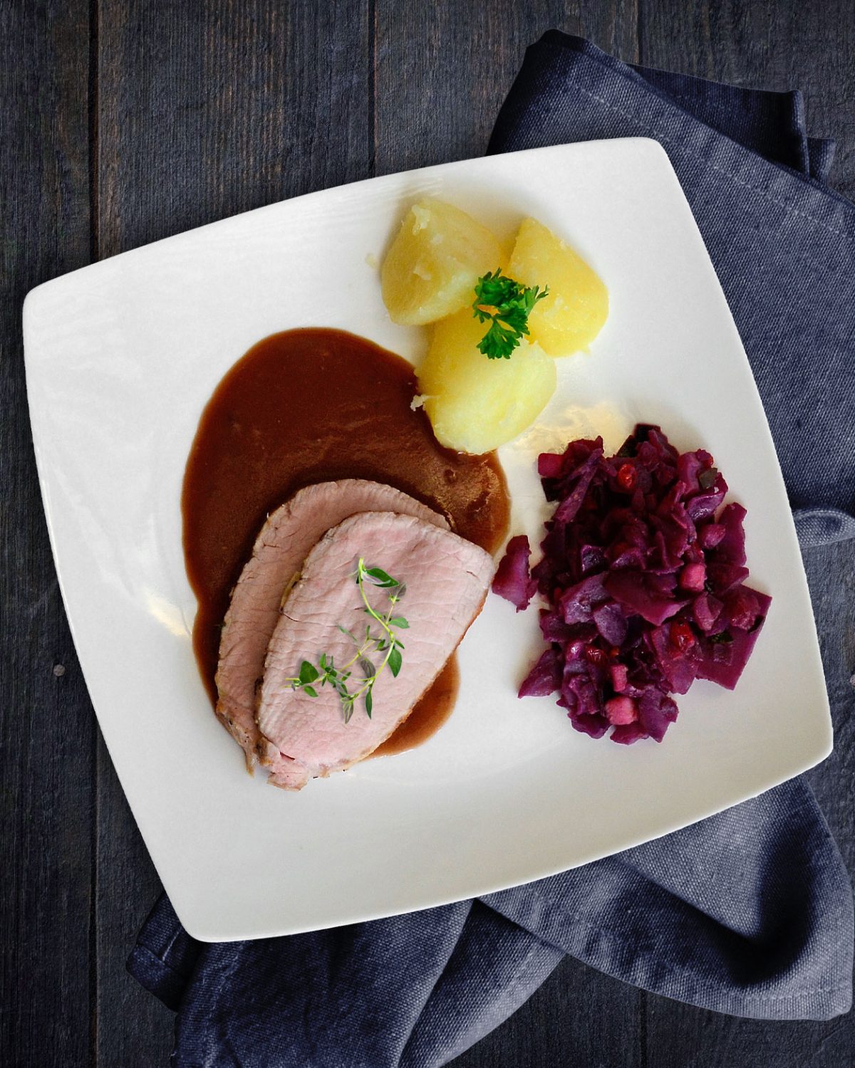 Niedrigtemperatur-Schweinebraten mit Rotkohl