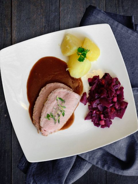 Niedrigtemperatur-Schweinebraten mit Rotkohl