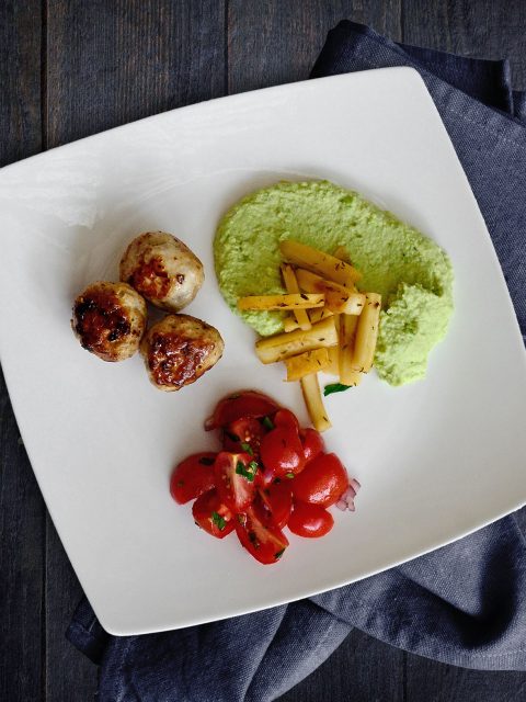 Gebratene Ptersilienwurzel auf Erbsenhummus mit Mini-Frikadellen und Tomatensalat