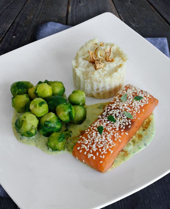 Sesamlachs mit Rosenkohl in Senfsoße und Selleriepüree