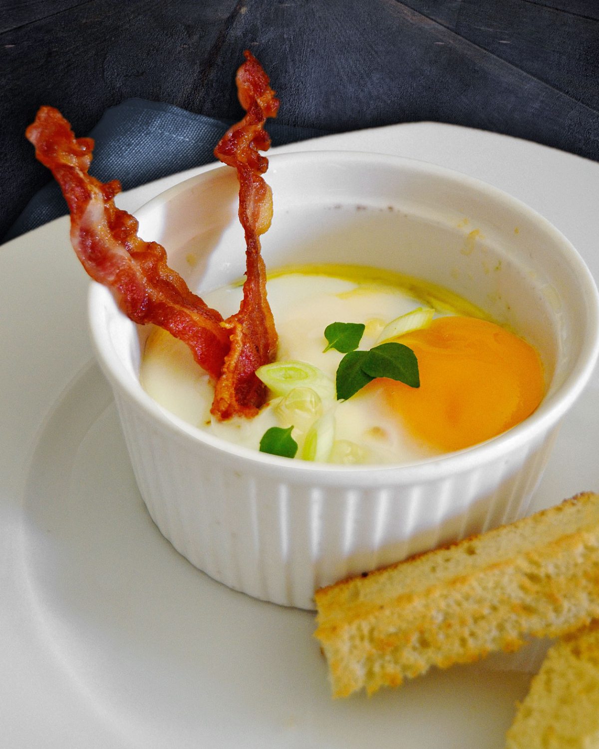 Oeuf Cocotte mit Spinat und Bacon