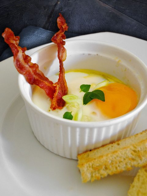 Oeuf Cocotte mit Spinat und Bacon