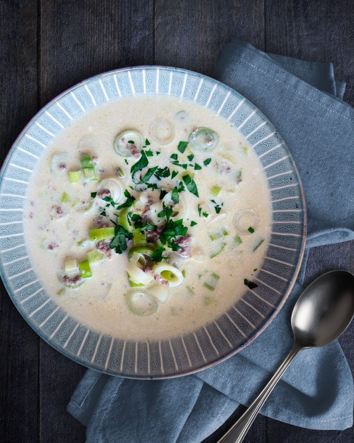 Käsesuppe mit Frühlingszwiebeln und Hackfleisch