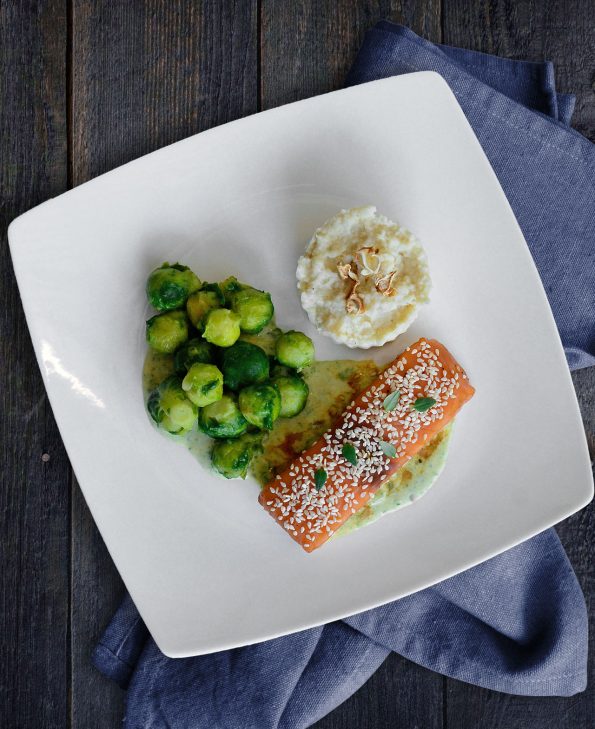 Sesamlachs mit Rosenkohl in Senfsoße und Selleriepüree