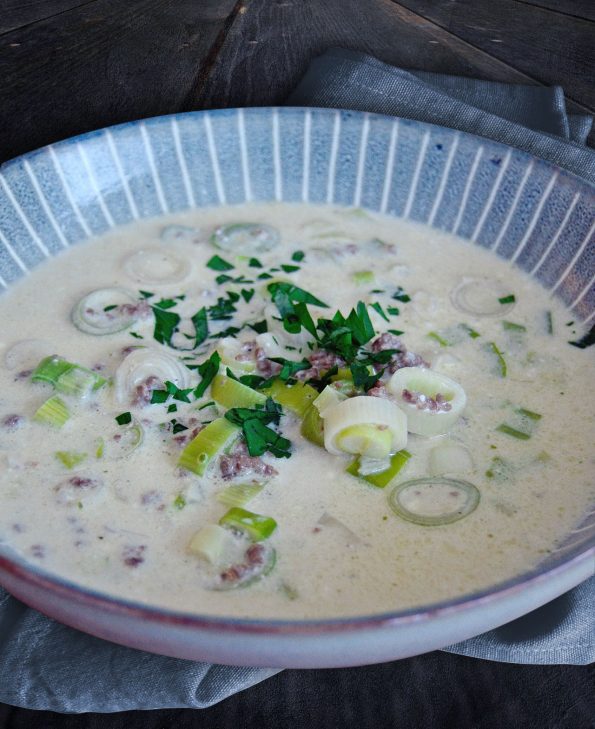 Käsesuppe mit Frühlingszwiebeln und Hackfleisch