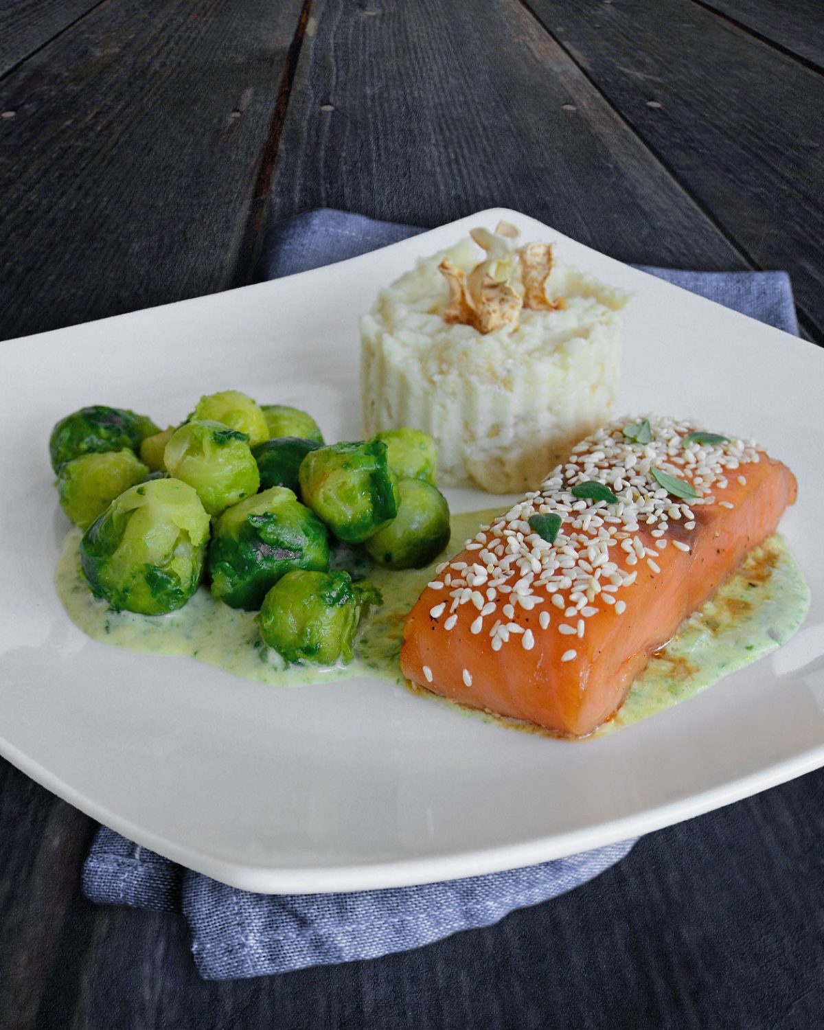 Sesamlachs mit Rosenkohl in Senfsoße und Selleriepüree