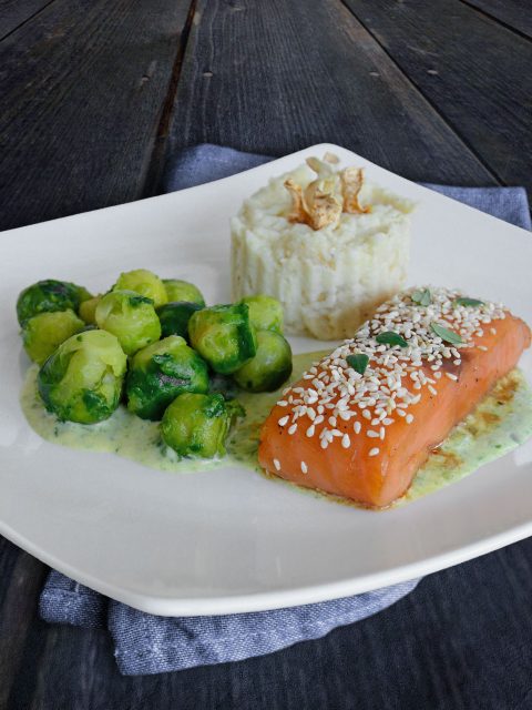 Sesamlachs mit Rosenkohl in Senfsoße und Selleriepüree