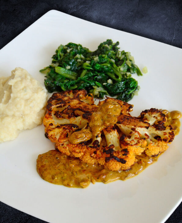 Blumenkohlsteak mit Blumenkohl-Sellerie-Püree und Blattspinat