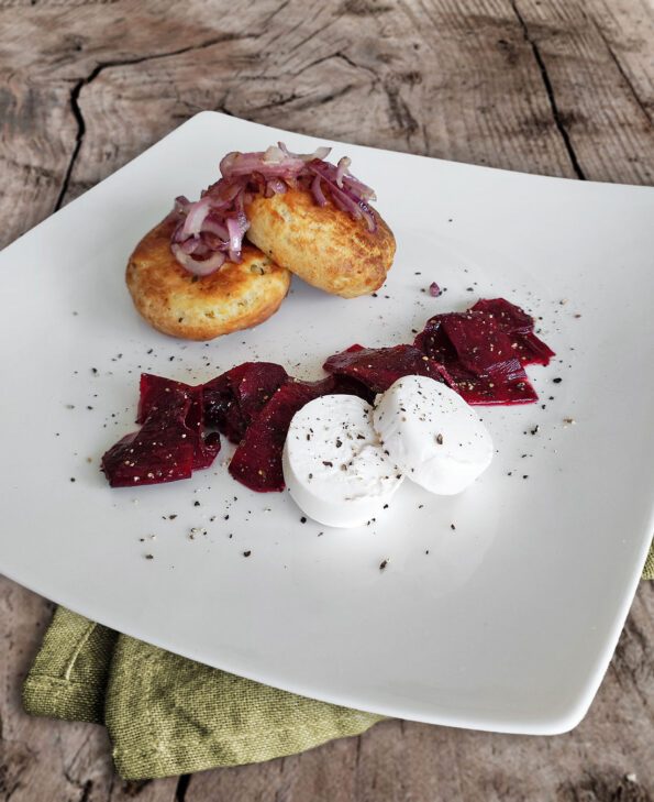 Kartoffeltaler mit Rote-Bete-Salat und Ziegenkäse