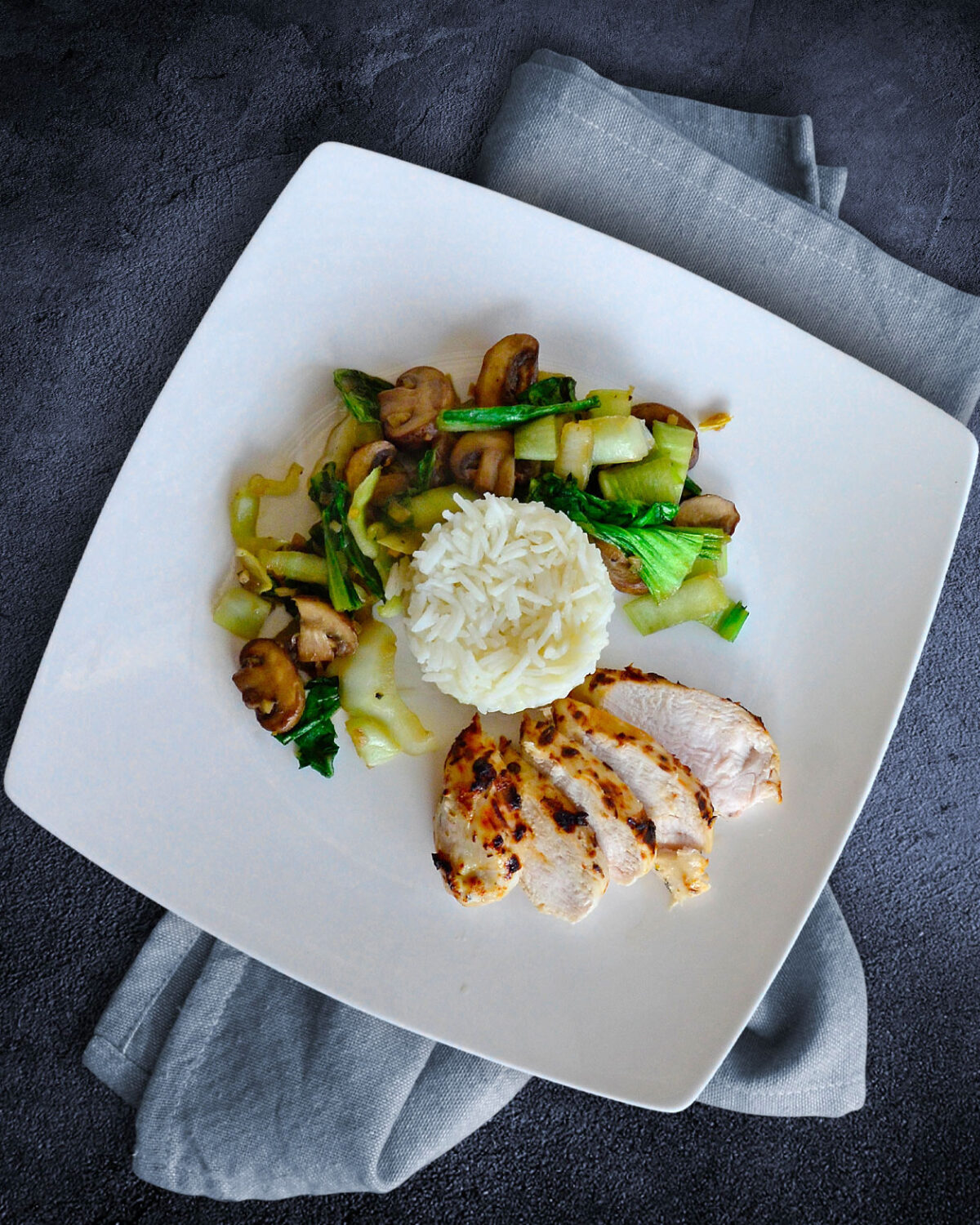 Hähnchenbrust mit Champignon-Pak Choi und Reis