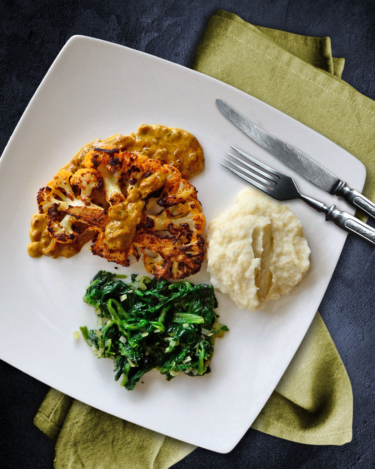 Blumenkohlsteak mit Blumenkohl-Sellerie-Püree und Blattspinat