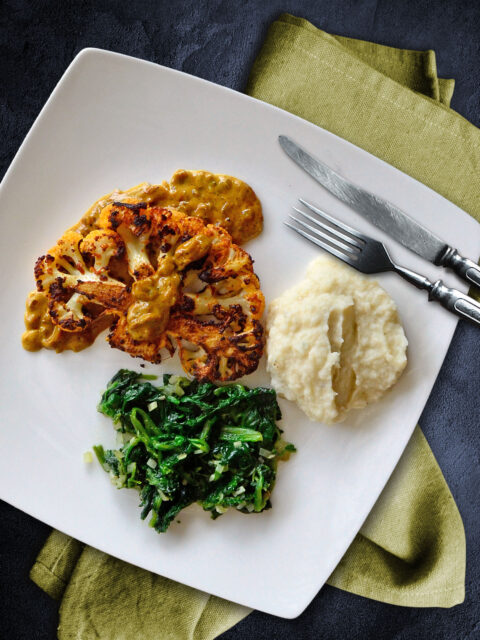 Blumenkohlsteak mit Blumenkohl-Sellerie-Püree und Blattspinat