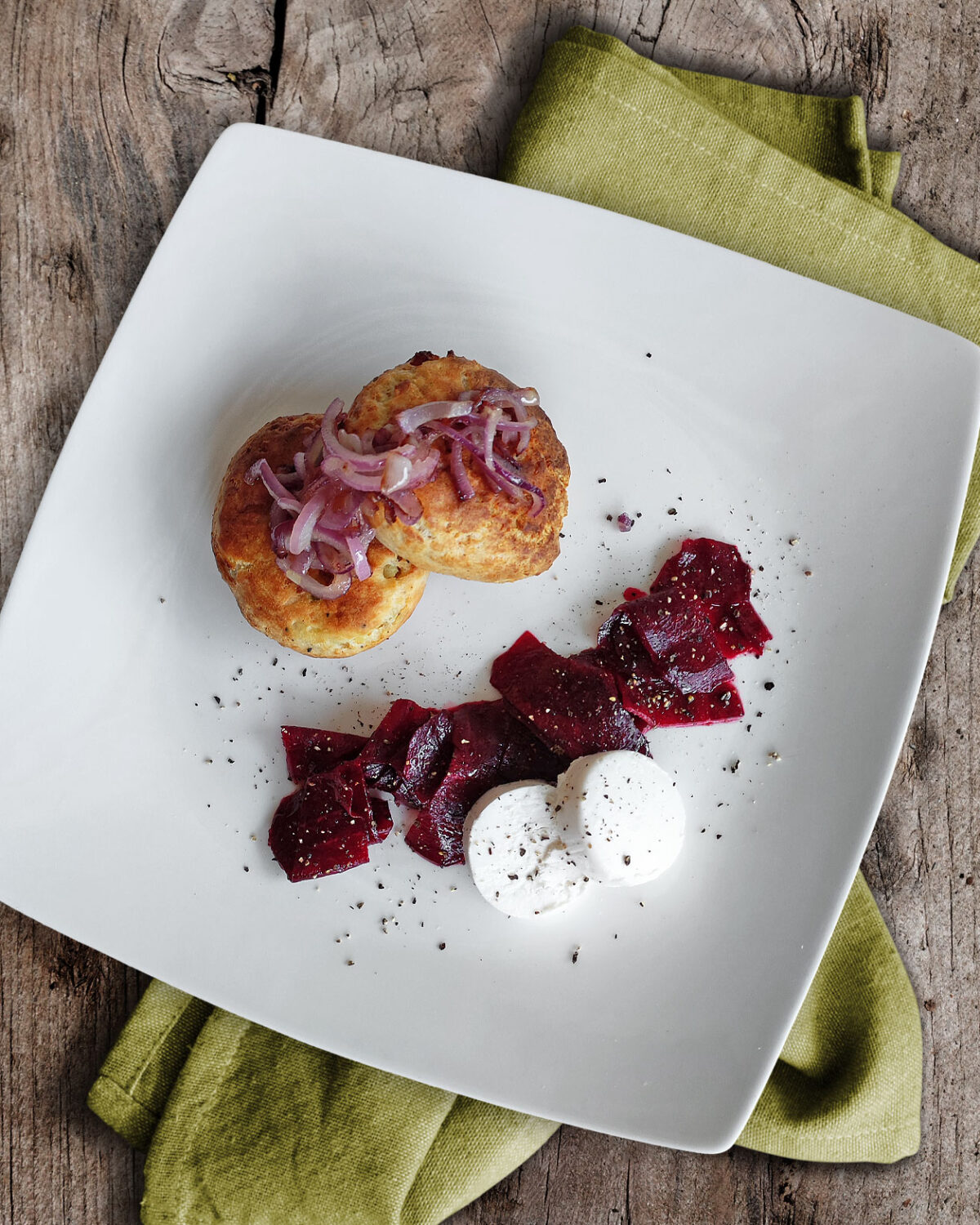 Kartoffeltaler mit Rote-Bete-Salat und Ziegenkäse