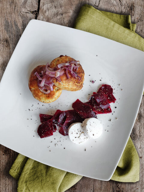 Kartoffeltaler mit Rote-Bete-Salat und Ziegenkäse