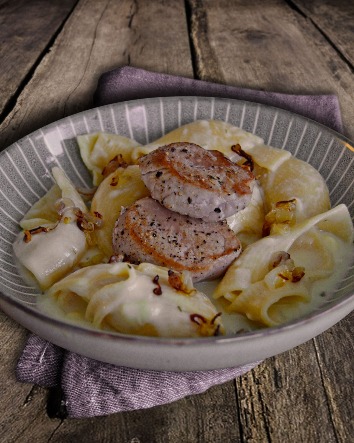 Vier-Käse-Pasta mit Rosmarin und Schweinemedaillons