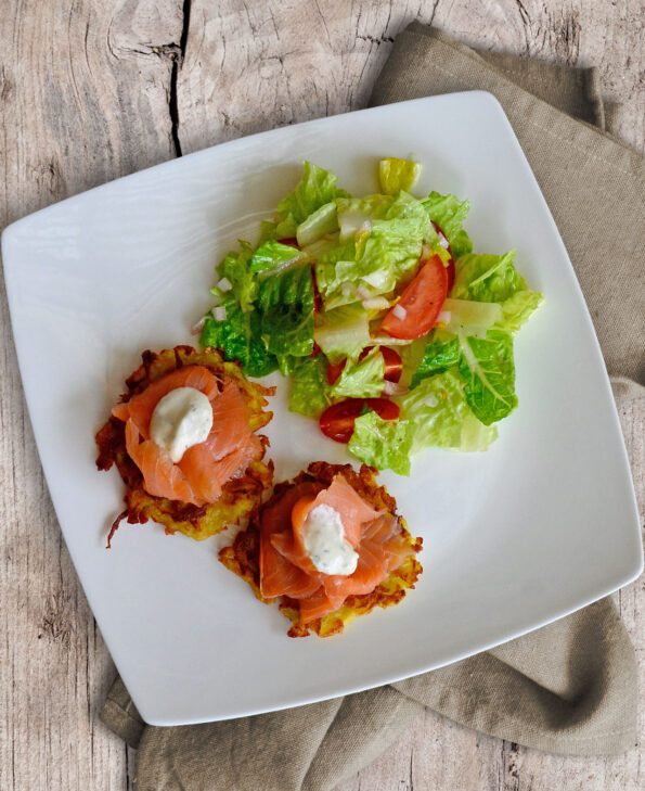 Räucherlachs auf Rösti mit Salat