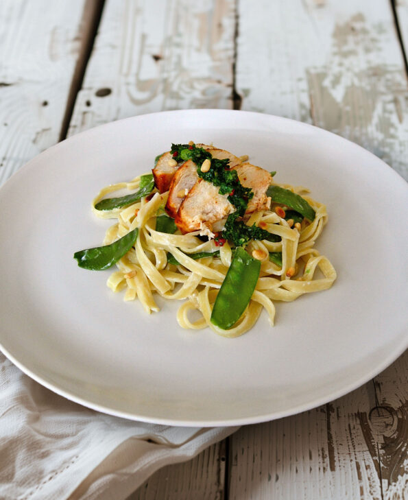 Tagliatelle mit Hähnchen, Zuckerschoten und Gremolata