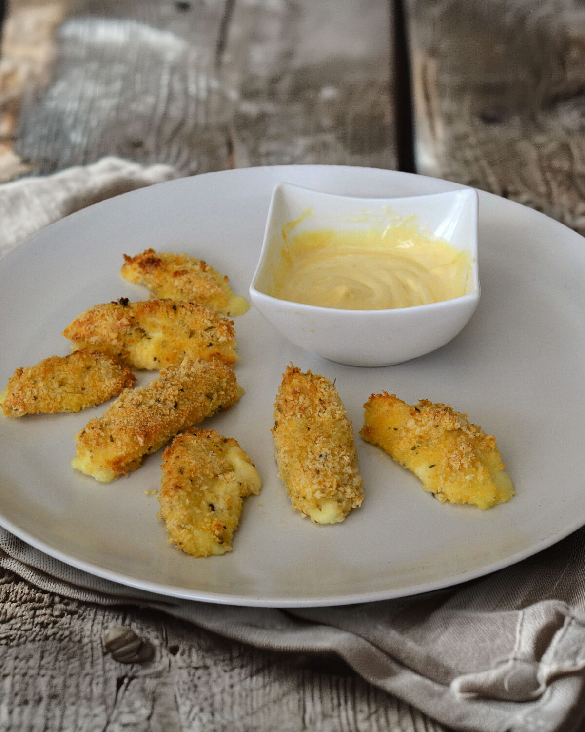 Mozzarella-Sticks mit Honig-Senf-Dip