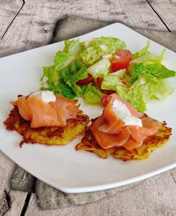 Räucherlachs auf Rösti mit Salat