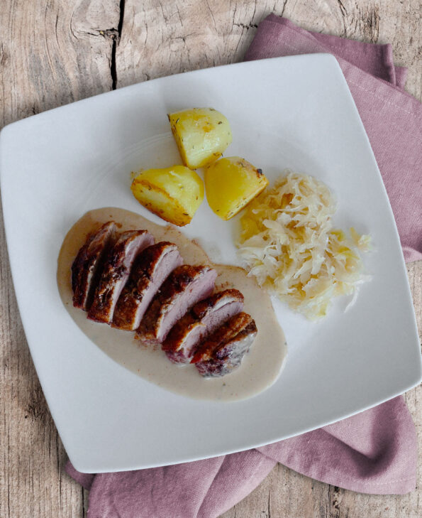 Rosa Entenbrust mit Orangensoße, Sauerkraut und Kartoffeln