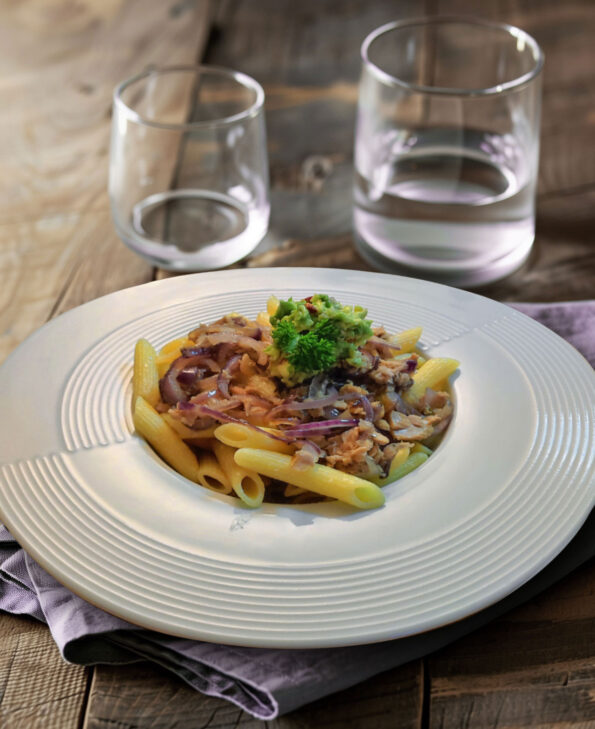 Pasta mit Thunfisch, Zwiebeln und Guacamole