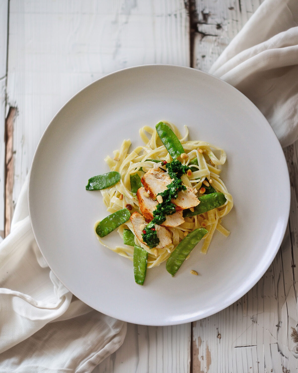 Tagliatelle mit Hähnchen, Zuckerschoten und Gremolata