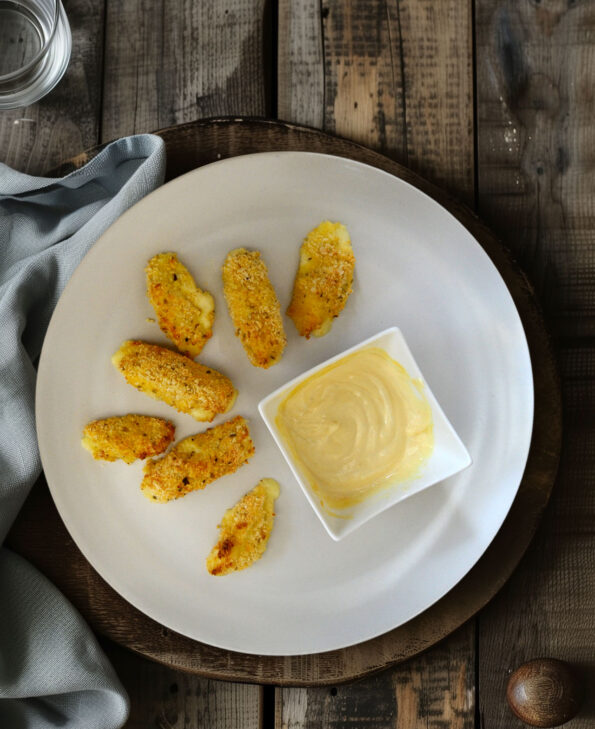 Mozzarella-Sticks mit Honig-Senf-Dip