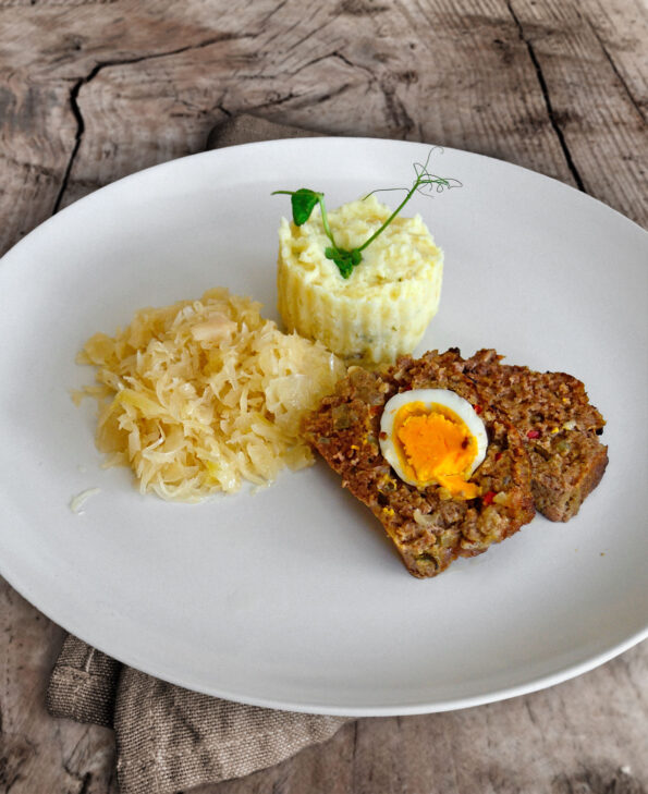 Falscher Hase mit Sauerkraut und Kartoffelpüree