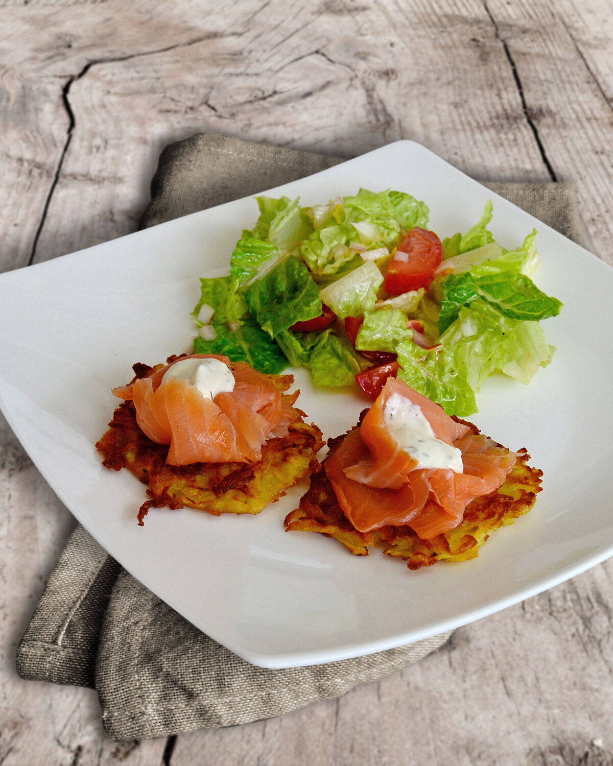 Räucherlachs auf Rösti mit Salat