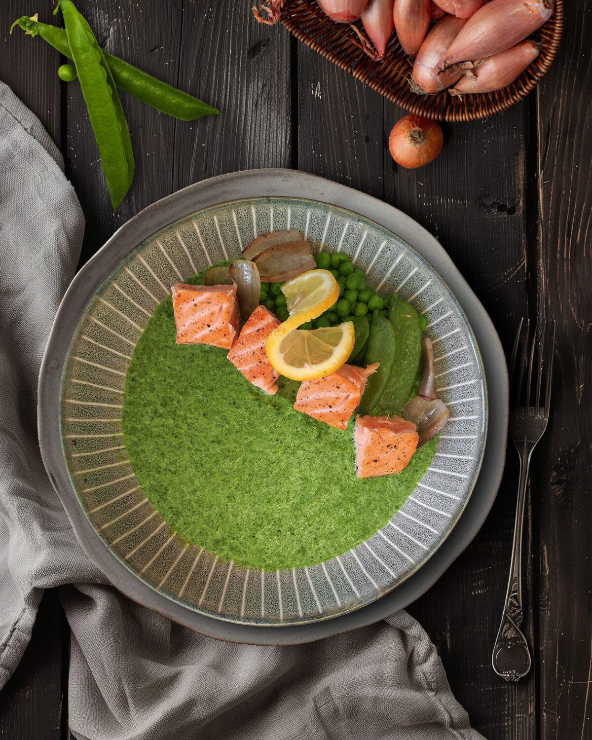 Lachs mit Erbsensauce, blanchierten Zuckerschoten, Erbsen und karamellisierten Schalotten