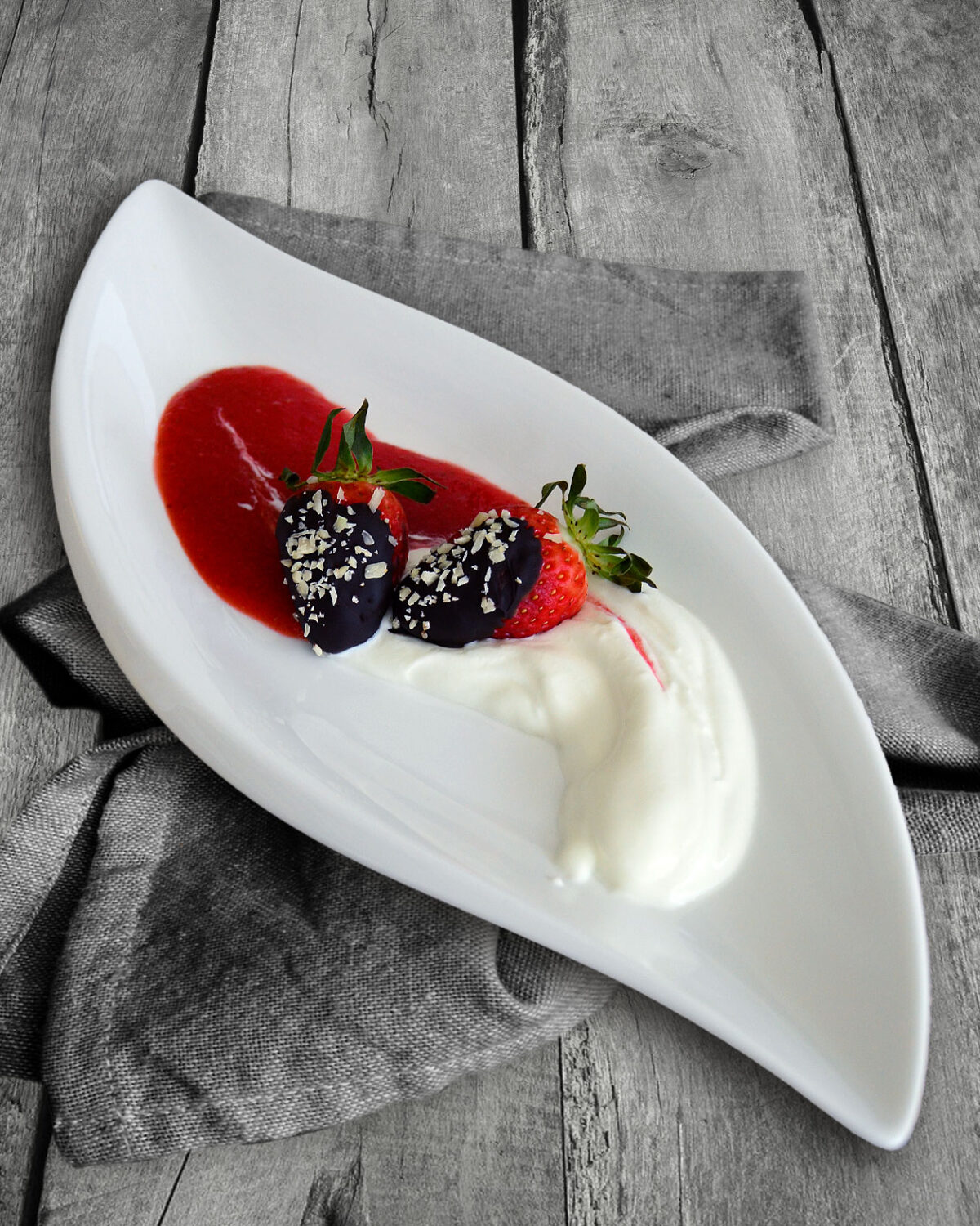 Erdbeer-Dessert mit Joghurt und Schokolade