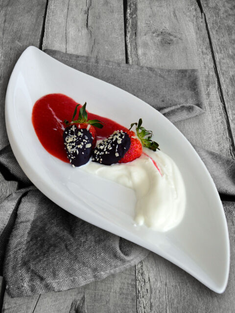 Erdbeer-Dessert mit Joghurt und Schokolade