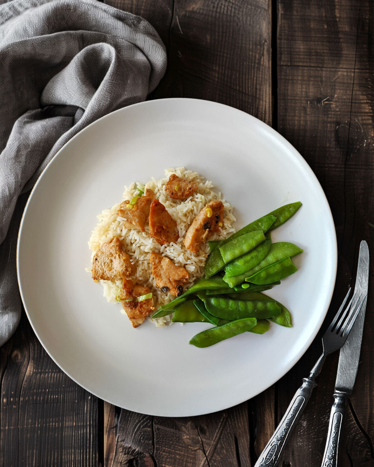 Miso-Hähnchen mit Reis und Zuckerschoten