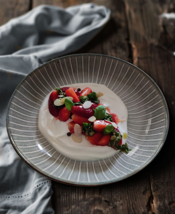Marinierte Erdbeeren auf Joghurt mit süßem Pesto und grünem Pfeffer