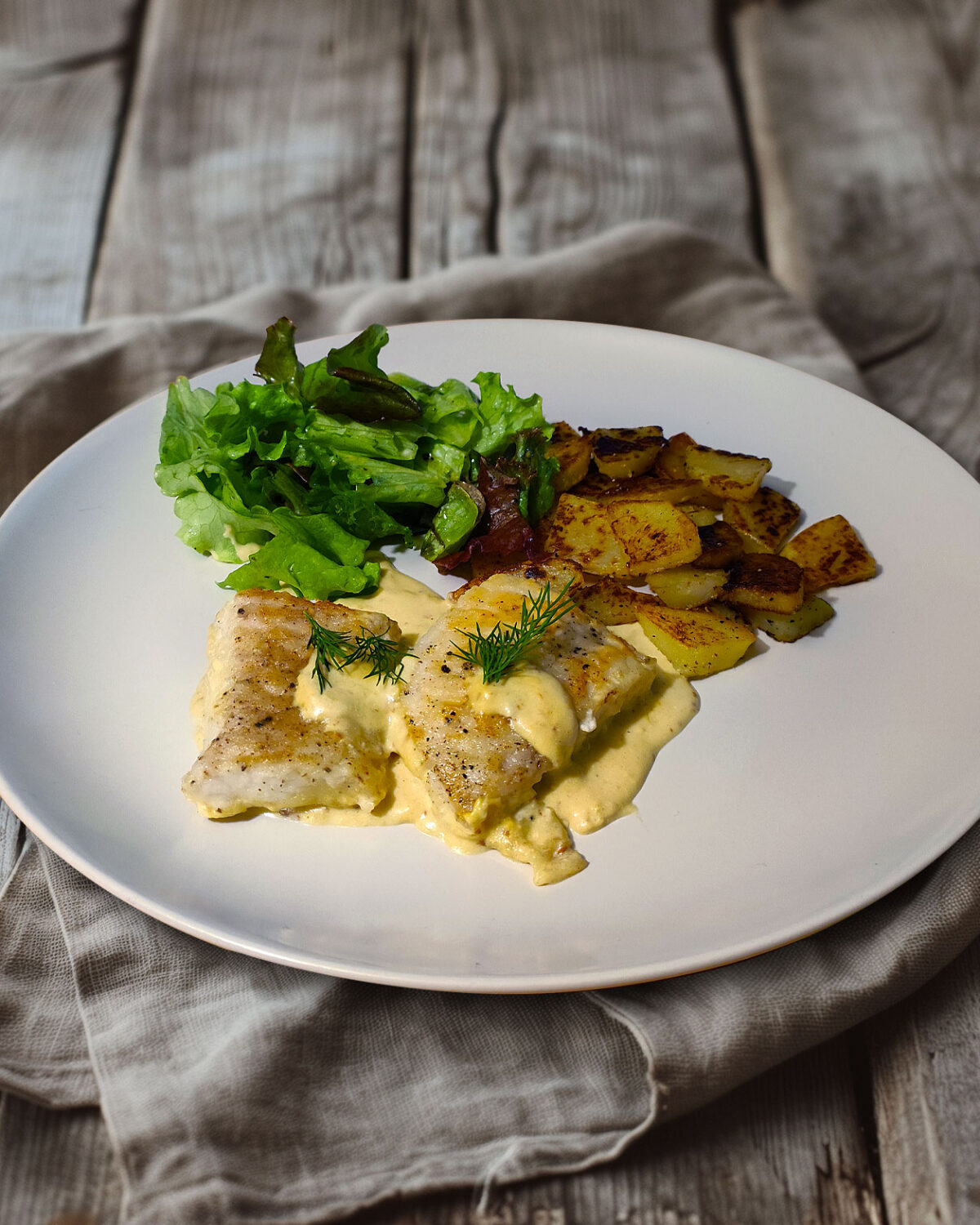 Panfisch mit Bratkartoffeln und Senfsauce