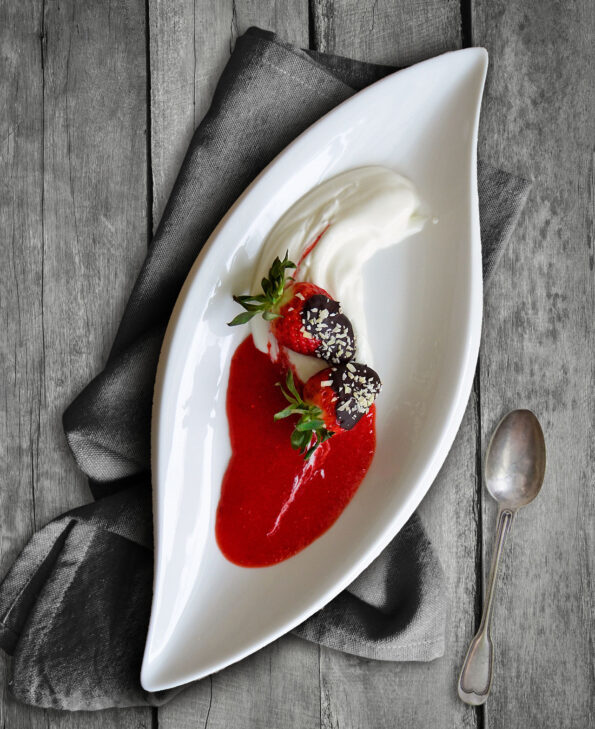 Erdbeer-Dessert mit Joghurt und Schokolade