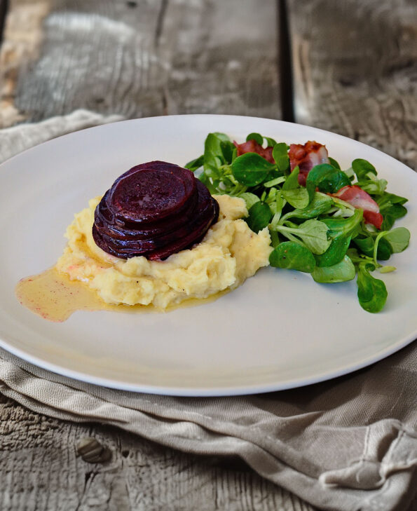 Rote Bete mit Kartoffelstampf und Feldsalat